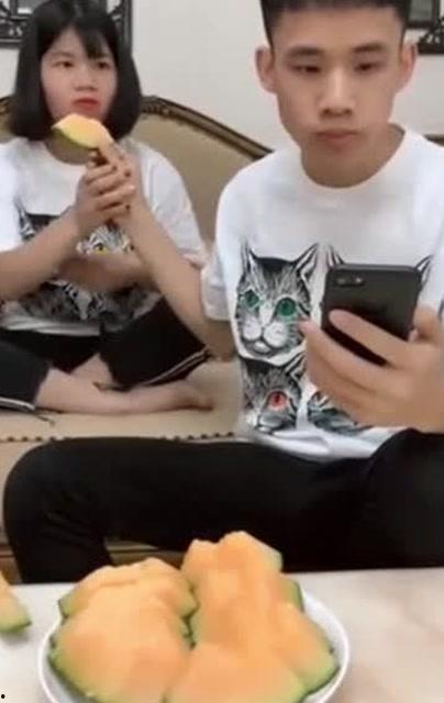 姐姐瓜地吃瓜的文案搞笑,姐姐的吃瓜日常，笑料百出！